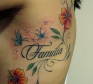 Escrito “Família” + Borboletas + Flores