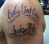Escrito “Only God Can Judge Me”