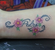 Escrito “Pedro” + Flores